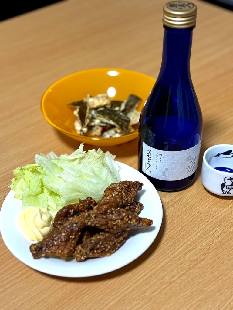 “Kikubijin Suzunari” sake paired with chicken wings, lettuce, and squid tempura snacks