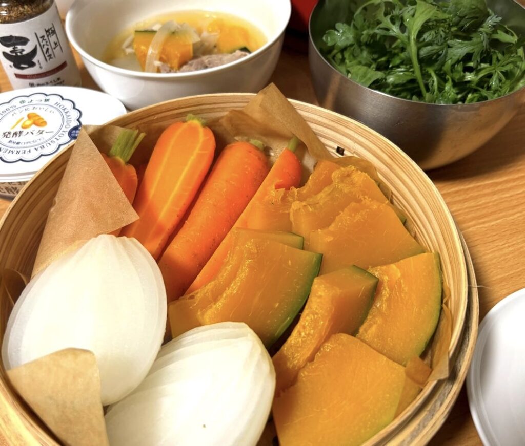 Steamed carrots, pumpkin, and onions with soup and a side of chrysanthemum greens (Radish Boya ingredients)
