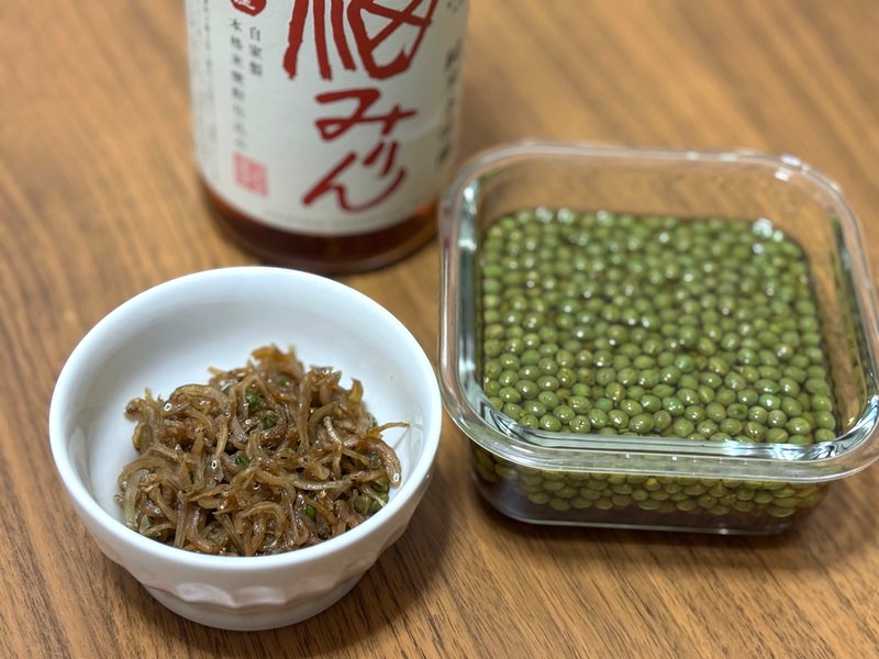 Mirin-pickled sansho in a glass container and chirimen sansho served in a white bowl