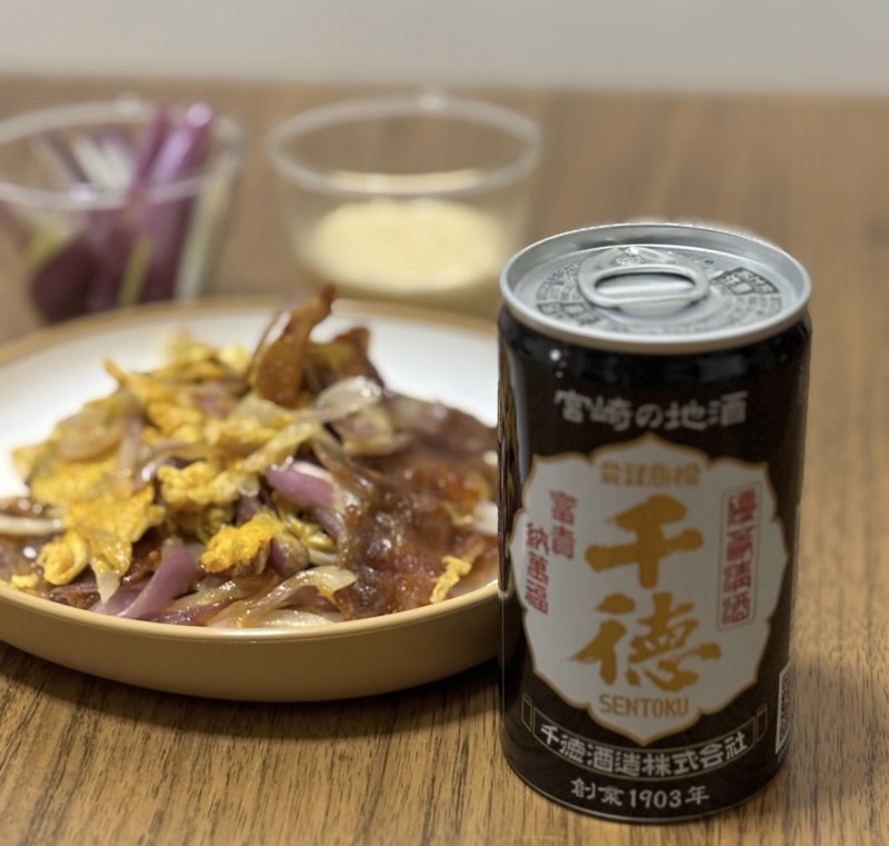 Sentoku sake in an aluminum can paired with stir-fried purple scallions