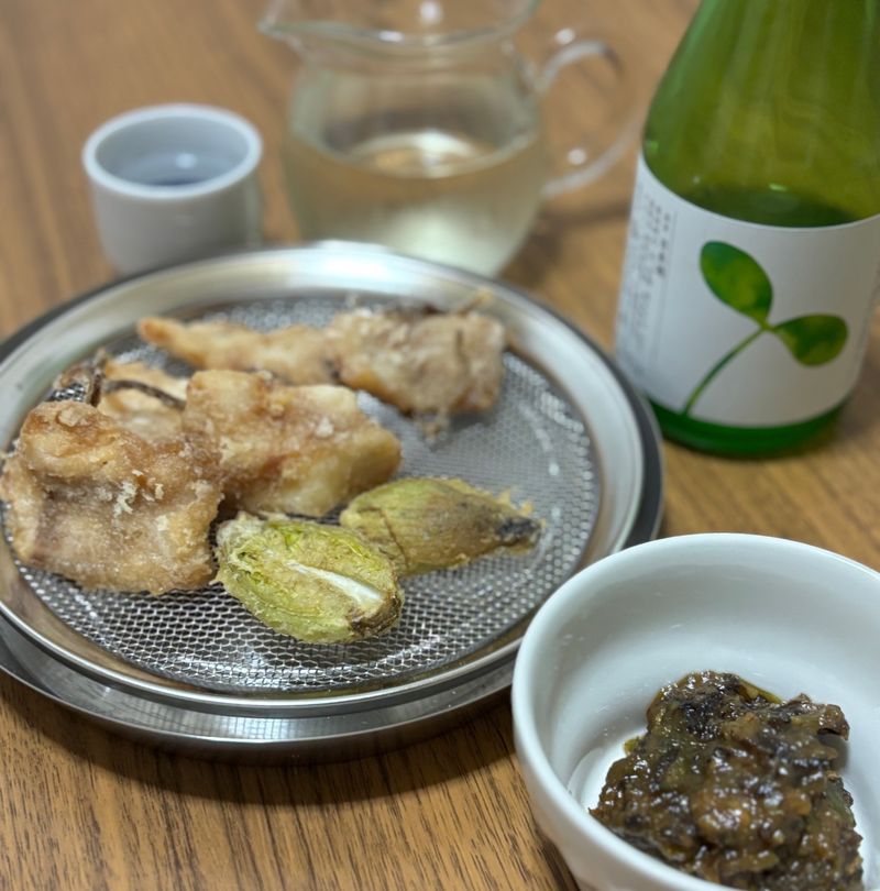 Fukinoto tempura, sea bream fried with salted kelp, and fuki-miso paired with Morinokura’s "Haru no Junmaishu"