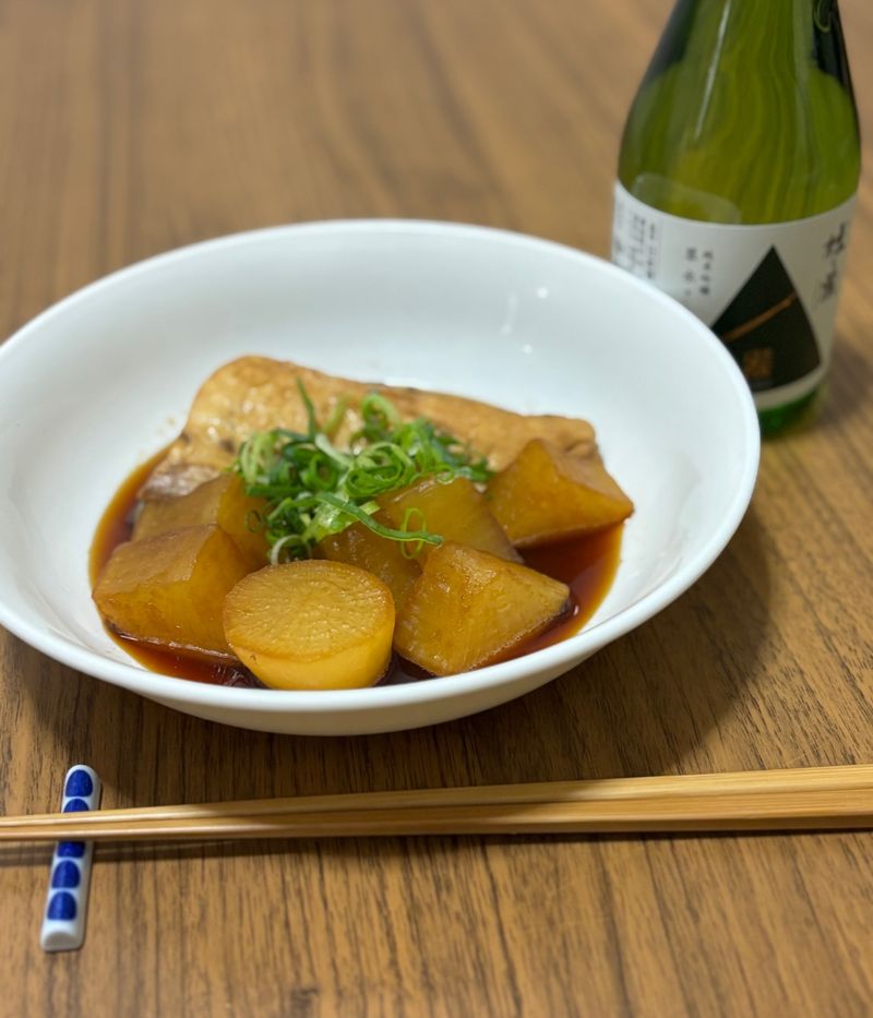 Kanpachi simmered with daikon radish served with a bottle of "Junmai Ginjo Suisui"