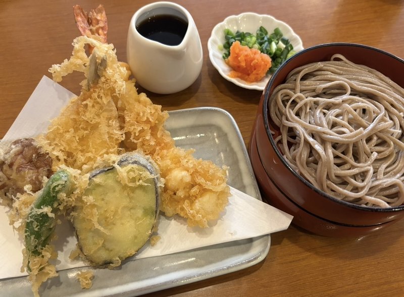 A set of “Ko-Ten” tempura and “Wariko Soba,” featuring shrimp, eggplant tempura, and traditional stacked soba from Shimane.