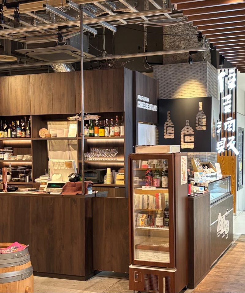 Inside the “Sumiyoshi Shuhan” store. A refrigerated showcase is filled with a wide selection of chilled sake that changes daily.