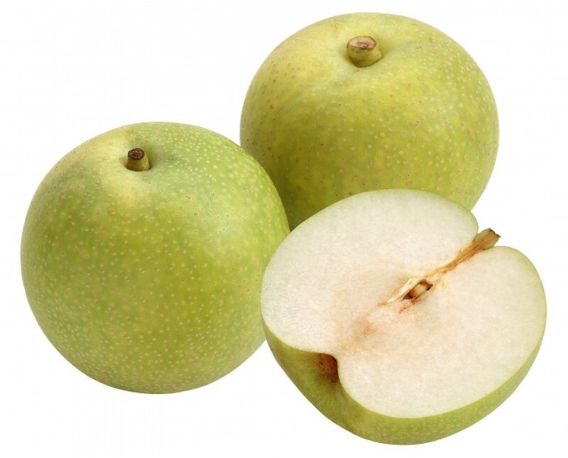 Whole and halved green Japanese pears (photoAC)