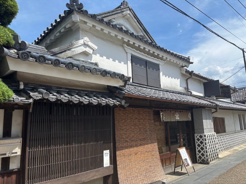 Exterior of Shobunzu in Okawa City, Fukuoka. A traditional building with white plaster walls and a tiled roof.
