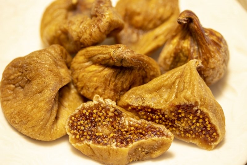Photo of dried figs showing numerous small seeds in the cross-section.