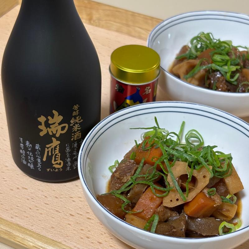 Photo of Zuiyou sake paired with homemade beef tendon stew topped with green onions