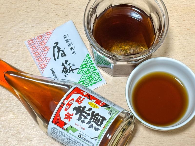 Photo of Otoso made with Zuiyou Akazake and herbal Tososan, served in a glass and small sake cup