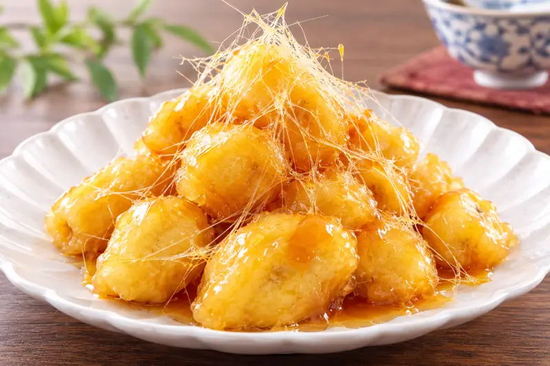 Chinese caramelized fried bananas with thin sugar strands